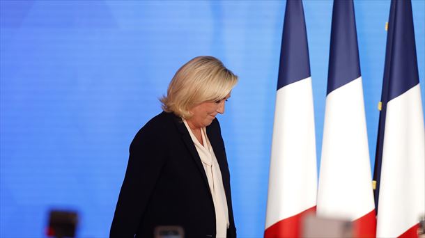 Marine Le Penek agerraldia egin du boto proiekzioak ezagutu eta gutxira. Argazkia: EFE