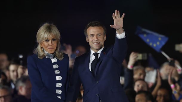 Emmanuel Macron, emaztearekin, garaipena ospatzen. Argazkia: EFE