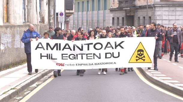 Familiares de víctimas del amianto en una protesta. Imagen de archivo.