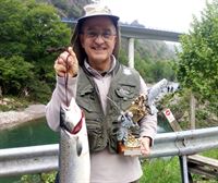 El irundarra Pedro Iglesias pesca en Endarlatsa el primer salmón de la temporada