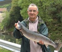 Pedro Iglesias pesca el primer salmón de la temporada en el río Bidasoa