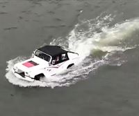 Un coche anfibio navega por la Ría de Bilbao