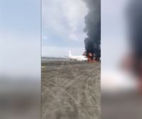 Un avión con 113 pasajeros se incendia en un aeropuerto de China
