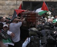 Israelgo Polizia Xireen Abu Akleh kazetariaren hiletara joan diren herritarrei oldartu zaie