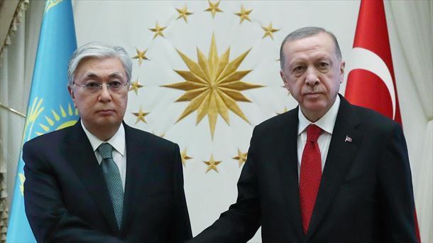 El presidente de Turquía, Recep Tayyip Erdogan (d), junto a su homólogo de Kazajistán. Foto: EFE