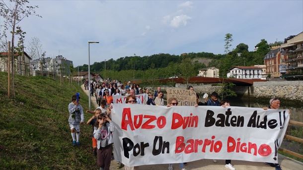 Decenas de personas tras la pancarta del nuevo movimiento vecinal. Foto: Martutene Bizirik