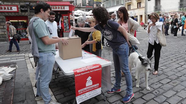 Ciudadanos votando en Pamplona. Foto: EFE