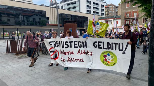 Pancarta de la manifestación hoy, en Lasarte. Foto: Amaia Arostegi | EITB Media