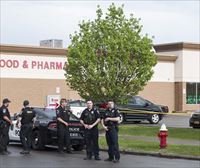 Al menos 10 muertos en un tiroteo de tintes racistas en un supermercado en Búfalo