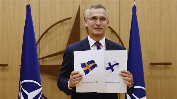 El secretario general de la OTAN, Jens Stoltenberg, con las solicitudes de Suecia y Finlandia. EFE