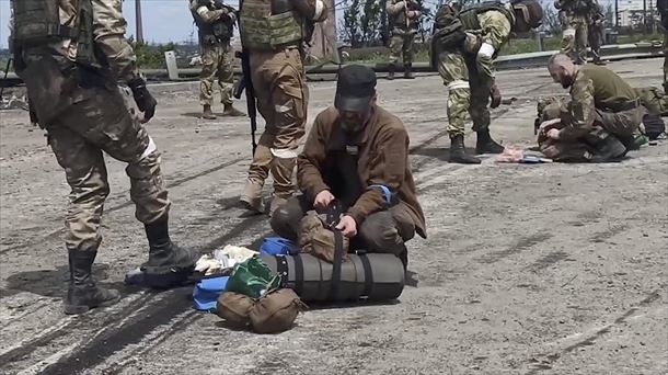 Militar ukrainarrak Azovstaletik ateratzen. EFE