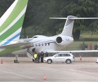 Primeras imágenes de Juan Carlos I a su llegada al aeropuerto de Vigo