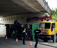 Vuelca un camión pluma tras sufrir un golpe con el puente azul de la calle Portal de Castilla