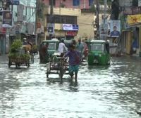 Las graves inundaciones en Bangladesh dejan sin hogar a miles de personas