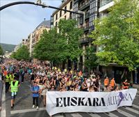 Manifestación a favor del derecho a vivir en euskera, en Donostia