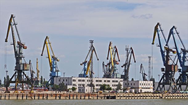 Grúas en un puerto ucraniano. PXhere.