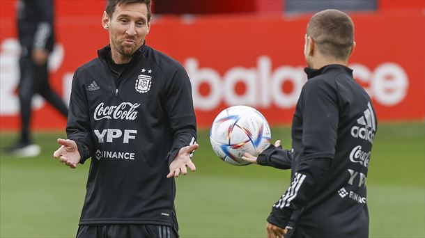 Lionel Messi conversa con Papu Gómez durante el entrenamiento en Lezama. Foto: EFE.