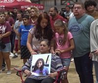 Familiares de las víctimas de Texas participan en la vigilia en recuerdo de los fallecidos