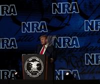 Trump rechaza un control más estricto de las armas, mientras prohíbe portarlas durante su discurso