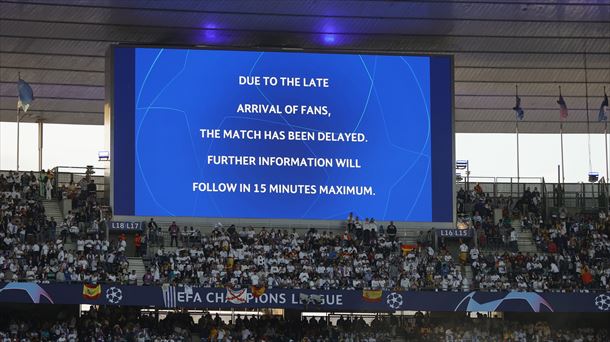 Mensaje sobre el retraso difundido en los marcadores del estadio.