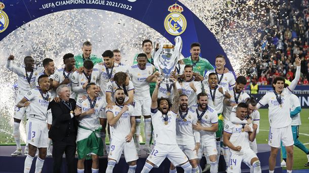 Los jugadores del Rel Madrid con la copa de campeones.