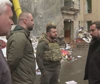 Zelenski visita a los militares ucranianos en el frente oriental de Járkov