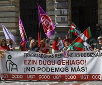 Trabajadoras de residencias de Bizkaia exigen la renovación del convenio en su cuarta jornada de huelga