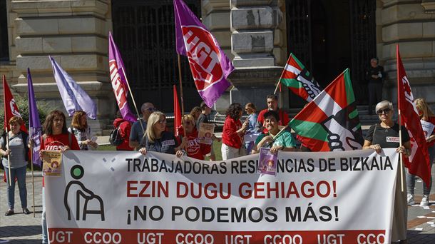 Protesta de las trabajadoras de distintas residencias de Bizkaia, en Bilbao
