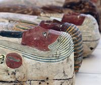Duela 2.500 urteko 250 hilkutxa eta brontzezko 150 estatua aurkitu dituzte Egipton