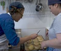 Una panadera rusa afincada en Bilbao acoge a dos refugiadas ucranianas para enseñarles el oficio 