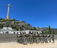 Una unidad del Ejército español bendice su banderín en el Valle de los Caídos