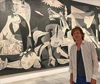 El cantante Mick Jagger publica una foto con el ‘Guernica’ y causa polémica en las redes sociales