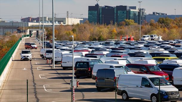 Varias furgonetas aparcadas en las inmediaciones de la planta alavesa. Foto de archivo: EFE