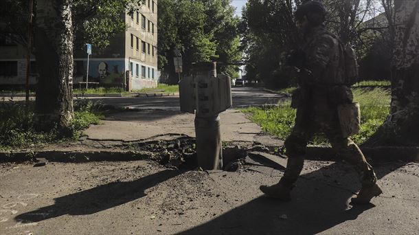 Un misil en una calle de Seberodonetsk, en Lugansk. Foto: EFE.