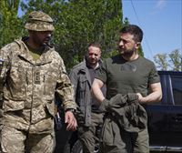 Zelenskik Donetsk eta Luhansk bisitatu ditu