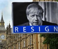 Boris Johnson inoizko egoera politiko zailenean, gutxienez 30 gobernukidek dimisioa aurkeztu ondoren