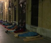 Decenas de personas pasan la noche en la calle para reivindicar que Euskal Herria es un pueblo de acogida