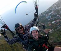 Observamos la belleza de los acantilados de Madeira mientras volamos en parapente con Igor