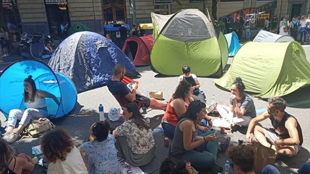 Las trabajadoras han realizado una acampada frente a la sede de Cebek. 