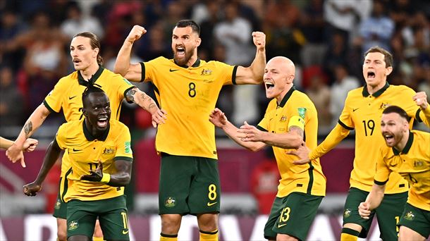  Australiako jokalariak FIFAko 2022ko Munduko Kopako penaltien txanda irabazi ostean ospatu dute