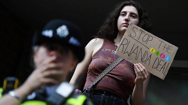Una joven protesta en Londres. Foto: EFE