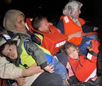 El Aita Mari espera permiso para desembarcar tras salvar la vida a 68 migrantes en tres rescates