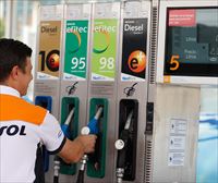 La gasolina y el gasóleo registran nuevos récords y se afianzan por encima de los dos euros