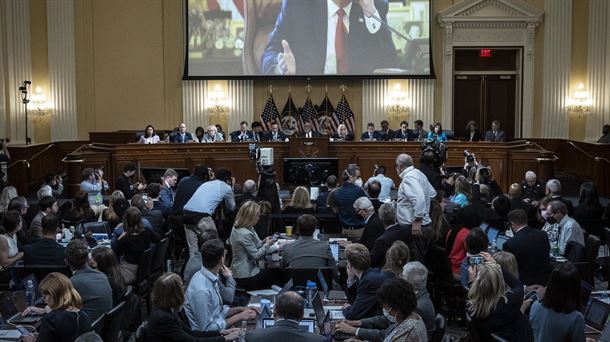 Donald Trump en pantalla frente al comité. Foto: EFE