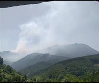 Los bomberos se afanan en apagar el incendio forestal declarado en el monte Arastortz