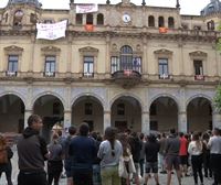 Miembros de Kontseilu Sozialista de Buruntzaldea comienzan un encierro en el Ayuntamiento de Hernani