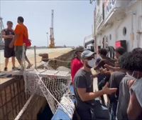 Contentos y nerviosos, así desembarcan los 112 migrantes rescatados por el Aita Mari