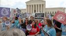 Cientos de personas se manifiestan frente al Supremo de EEUU contra fallo sobre el aborto