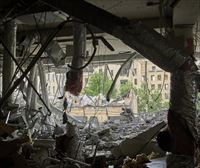 Un muerto y cinco heridos por el impacto de un misil contra un bloque de viviendas del centro de Kiev