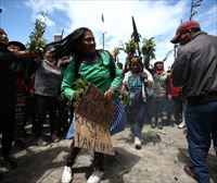 Ekuadorko presidentea kargutik kentzeko eskatu du emakume indigenak buru zituen martxa batek